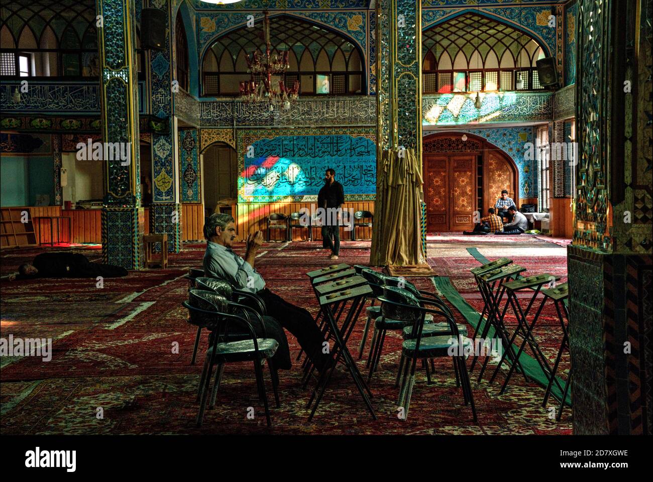 Credenti all'interno della moschea bazar, Ardabil, Iran Foto Stock