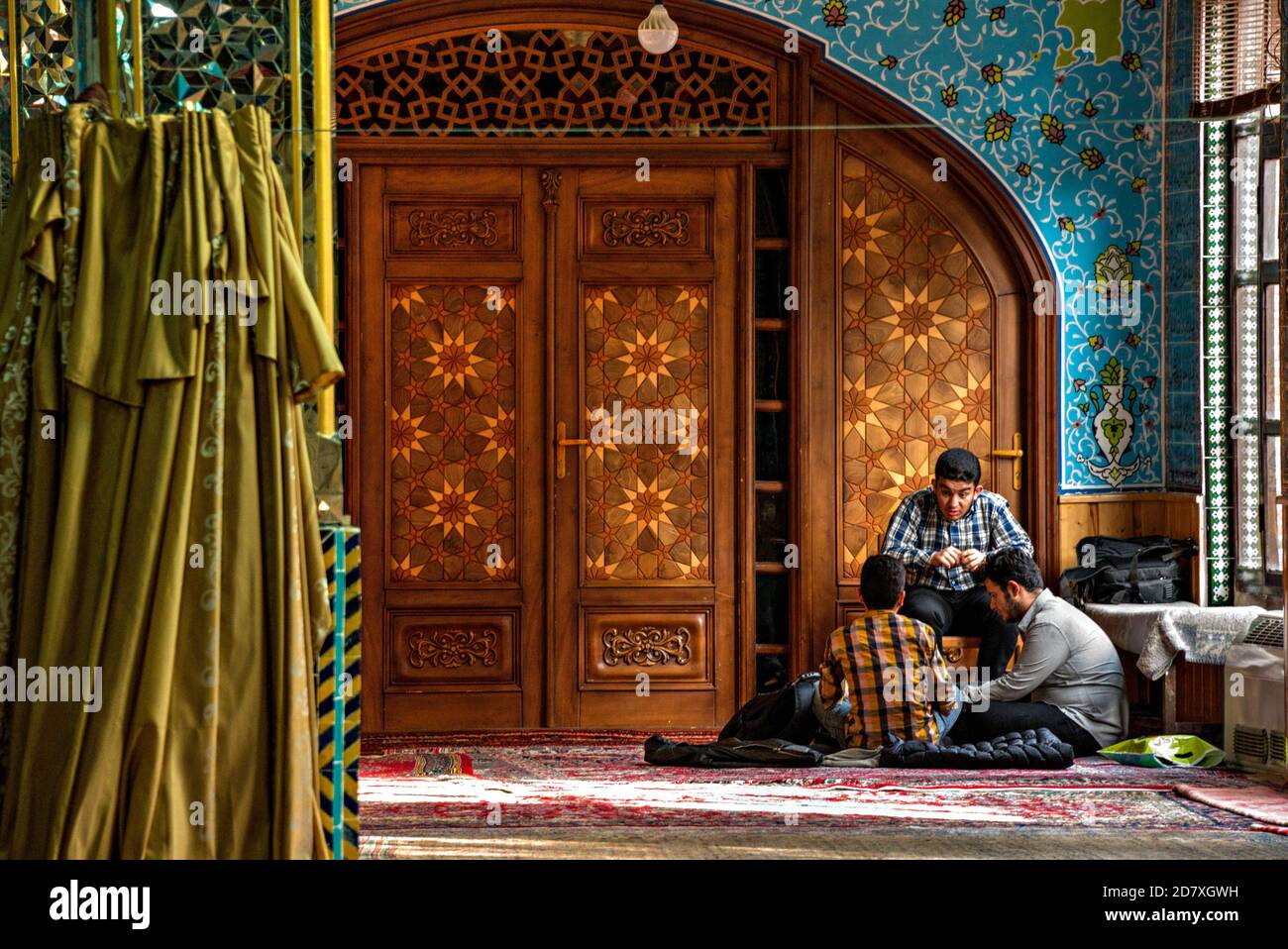 Parlando di religione, all'interno della moschea bazar, Ardabil, Iran Foto Stock