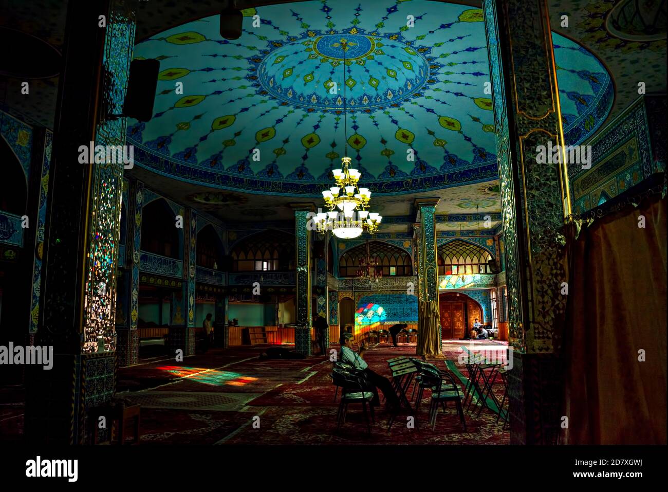 Credenti all'interno della moschea bazar, Ardabil, Iran Foto Stock