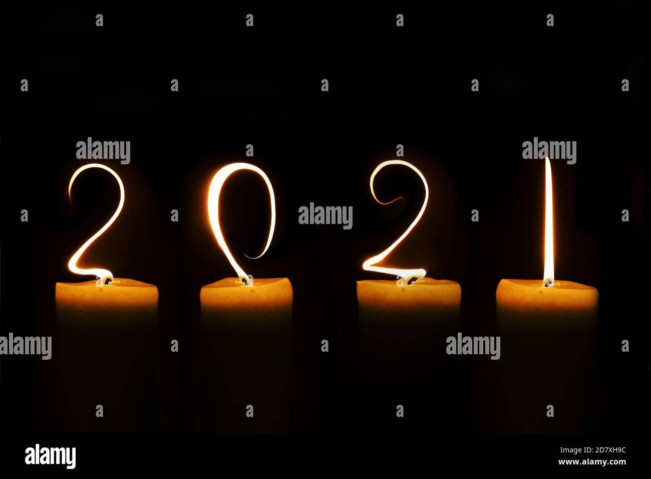 2021 scritto con fiamme di candela su sfondo nero, biglietto d'auguri Foto Stock
