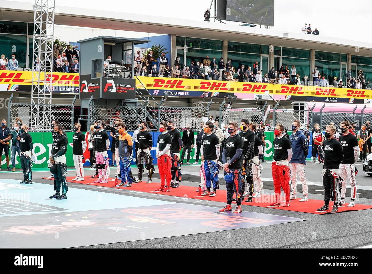 25.10.2020, Autódromo Internacional do Algarve, Portimao, FORMULA 1 HEINEKEN GRAN PREMIO DI PORTOGALLO 2020, nella foto tutti i piloti si levano insieme all'inno nazionale | utilizzo in tutto il mondo Foto Stock