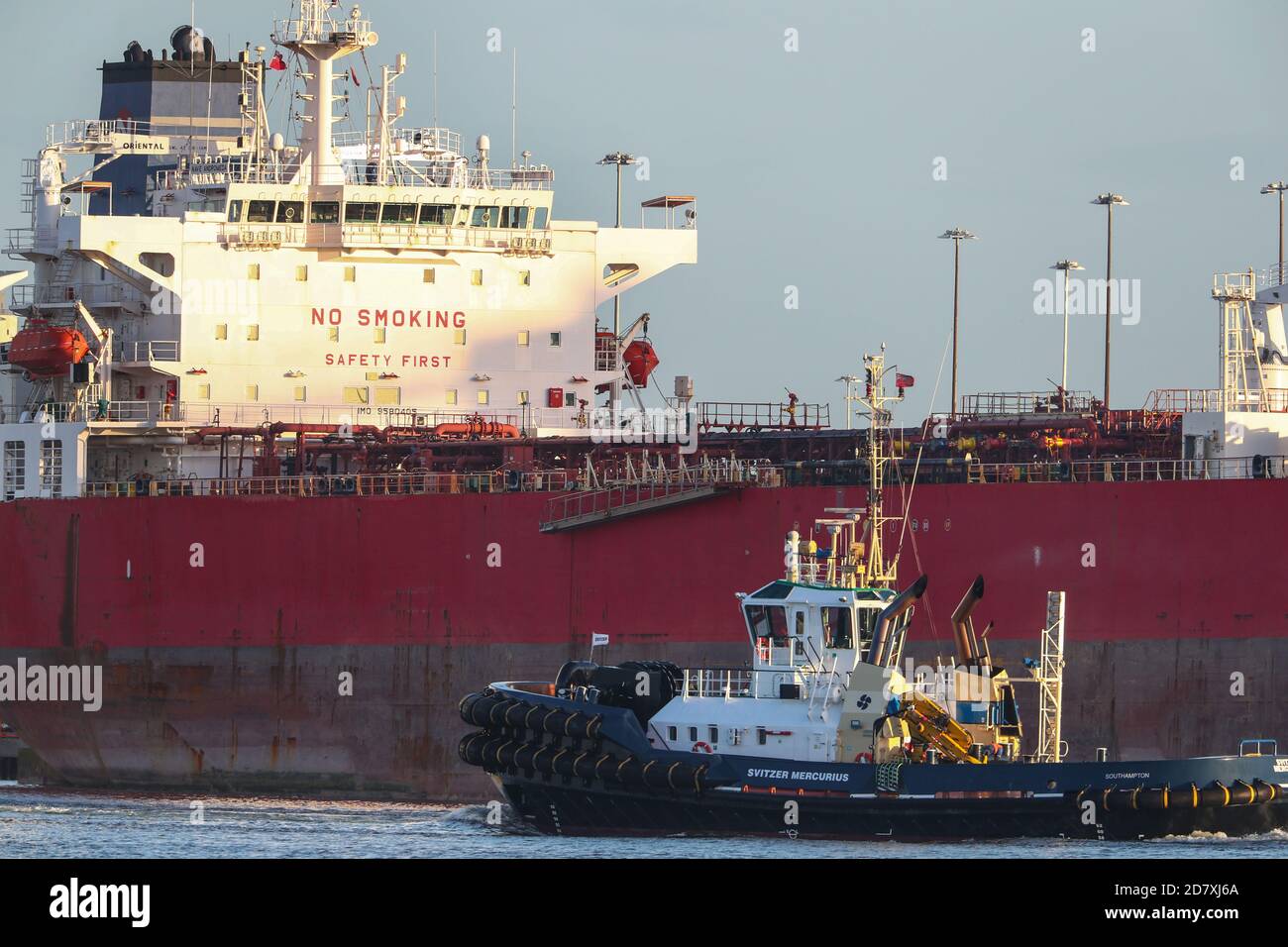 Southampton, Hampshire. 26 ottobre 2020. Petroliera nave Andromeda raffigurata nelle banchine di Southampton dopo che l'equipaggio è stato salvato in un drammatico salvataggio da parte dei comandos del Servizio Special Boat dopo che sette stivali sono diventati violenti verso l'equipaggio. Credit Stuart Martin/Alamy Live News Foto Stock