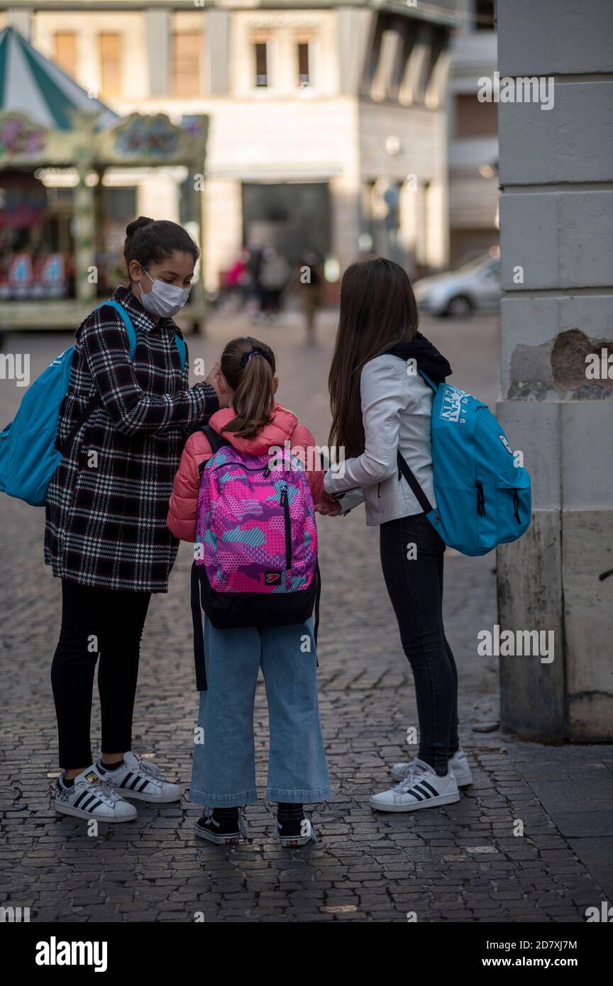 terni, italia ottobre 26 2020:bambini che vanno a scuola con lo zaino e maschera medica causa covid 19 Foto Stock