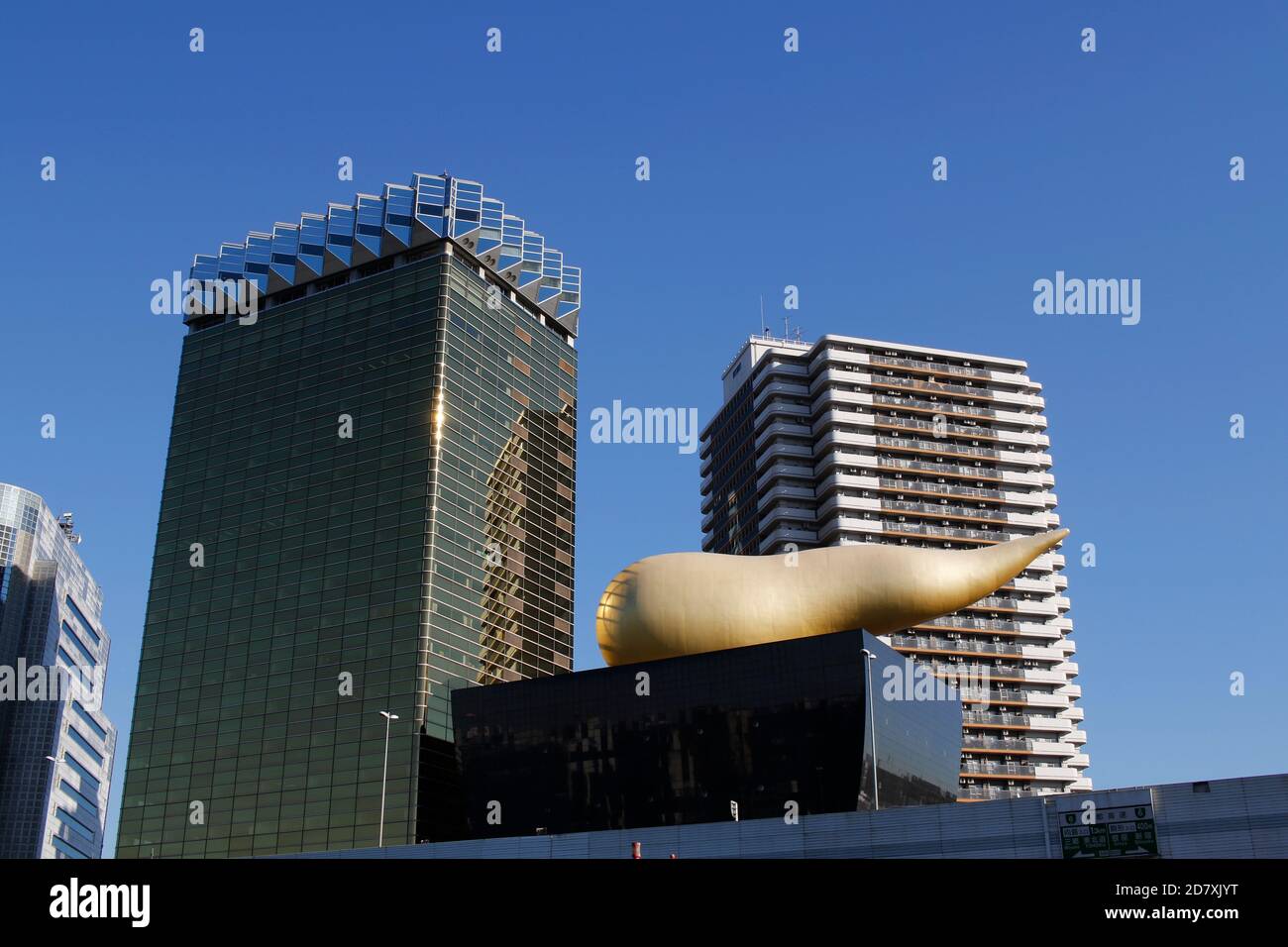 Asahi Breweries edificio con la fiamma Asahi del designer francese Philippe Starck sulla riva orientale del fiume Sumida, nel distretto di Sumida, Foto Stock