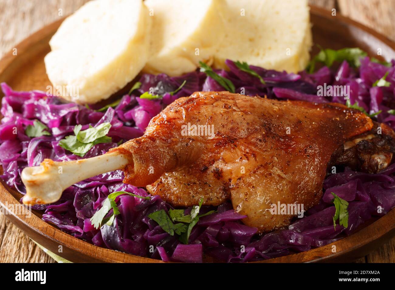 Cucina ceca anatra arrosto pecena kachna primo piano in un piatto sul tavolo. Orizzontale Foto Stock