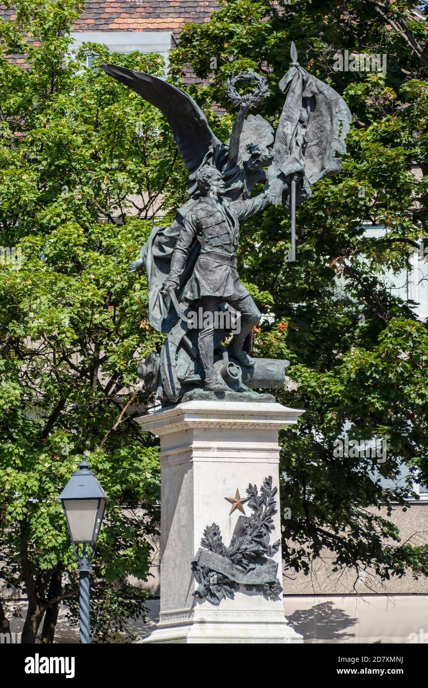 UDAPEST, UNGHERIA - 16 LUGLIO 2019: Monumento a Szabad Hazaert che è stato eretto come tributo agli ungheresi che hanno combattuto nella guerra di indipendenza Foto Stock