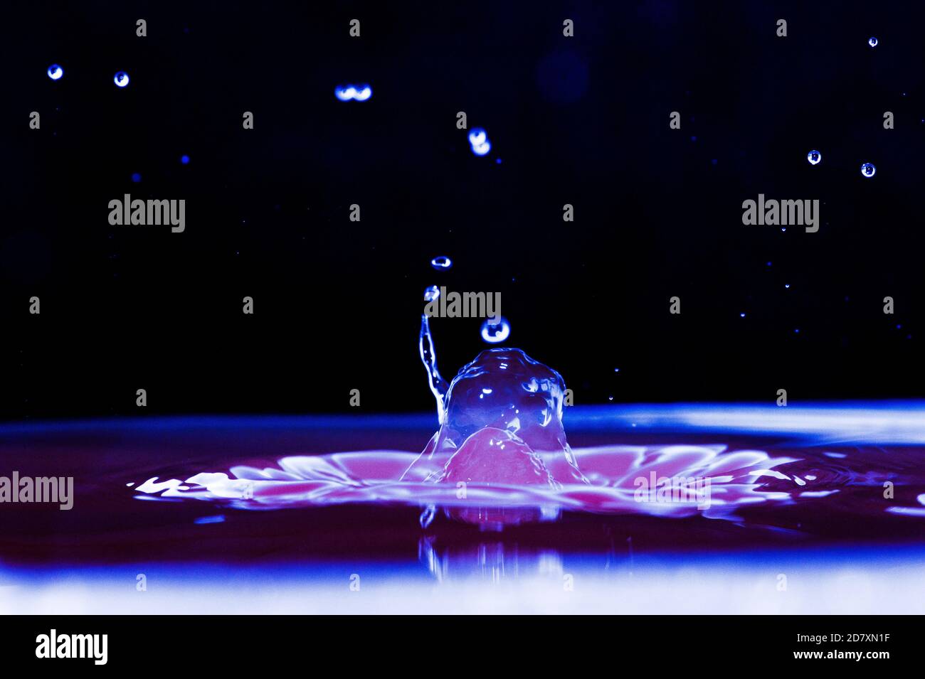 Heute mal mit Wasser zu Hause gearbeitet unter dem motto 'Wasser-Figuren und Landschaften'. Wassertropfen waehrend dem Aufprall Foto Stock
