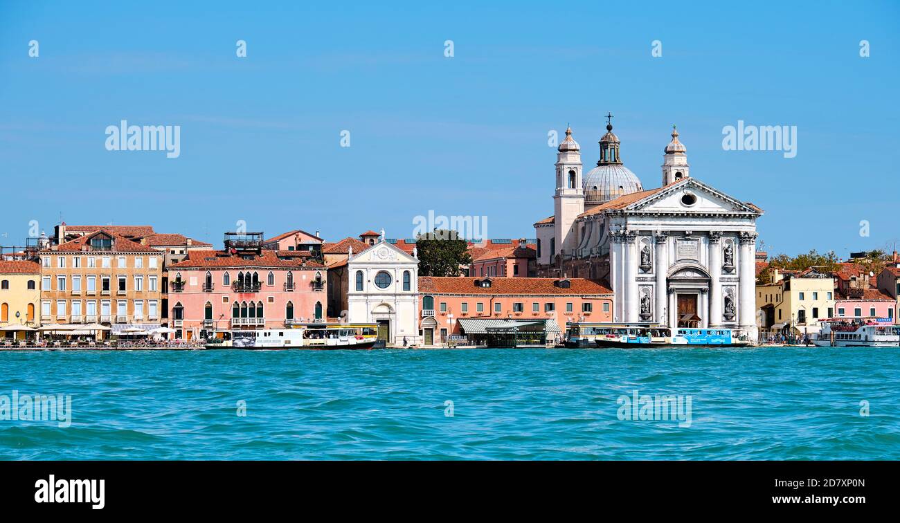 Vista panoramica sulla laguna di Venezia con vaporetti ormeggiati da una fermata alla Chiesa Gesuati. Foto Stock