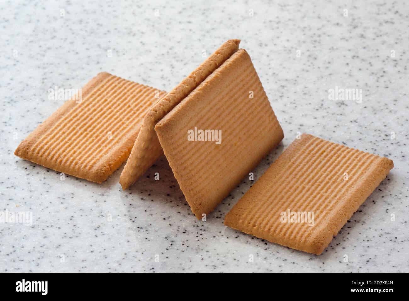 Biscotti di shortbread rettangolari su un piano di marmo chiaro. Cottura  fatta in casa Foto stock - Alamy
