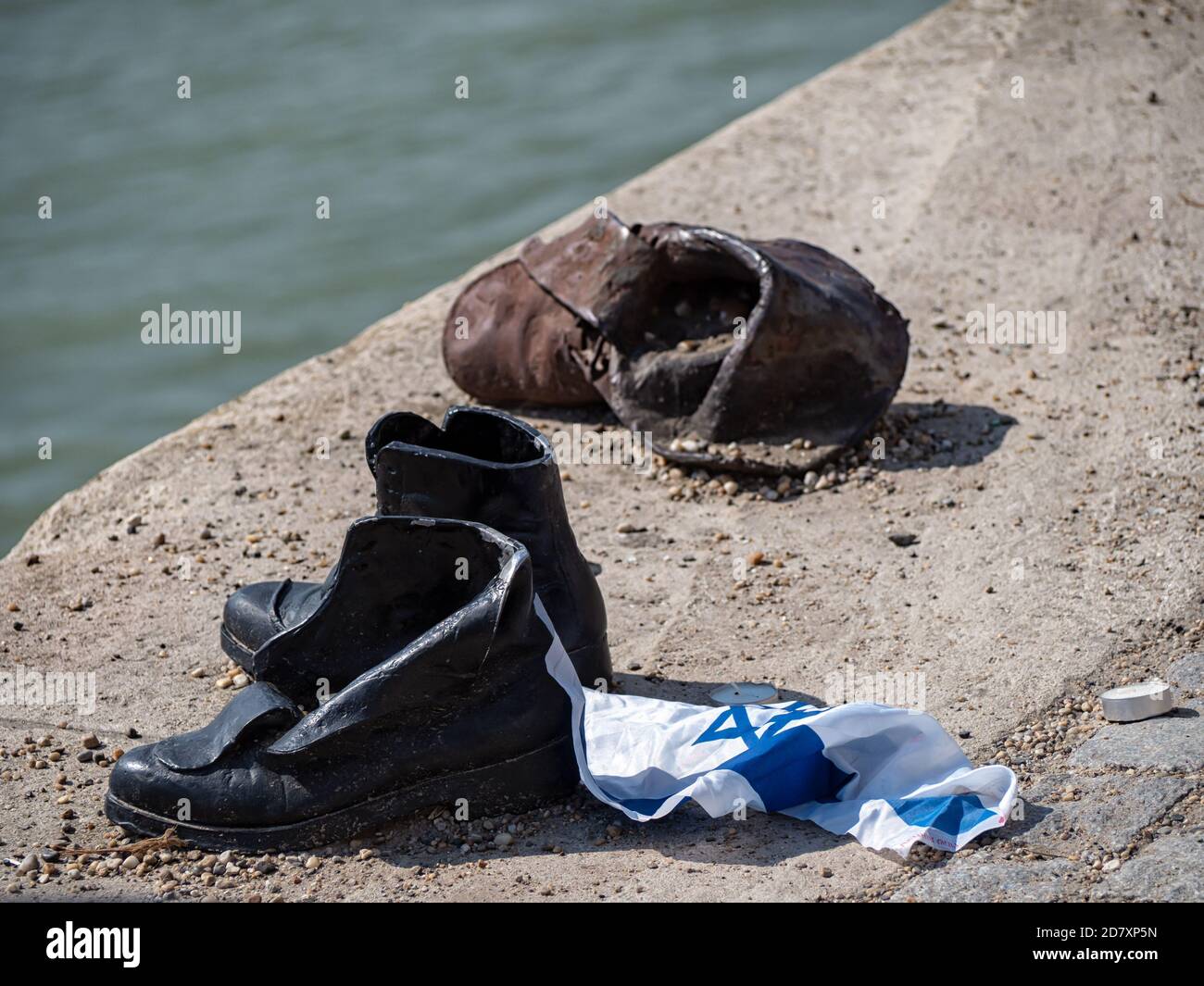 BUDAPEST, UNGHERIA - 16 LUGLIO 2019: Le scarpe sul Memoriale della Banca del Danubio. Ideato da Can Togay. Lo scultore era Gyula Pauer Foto Stock