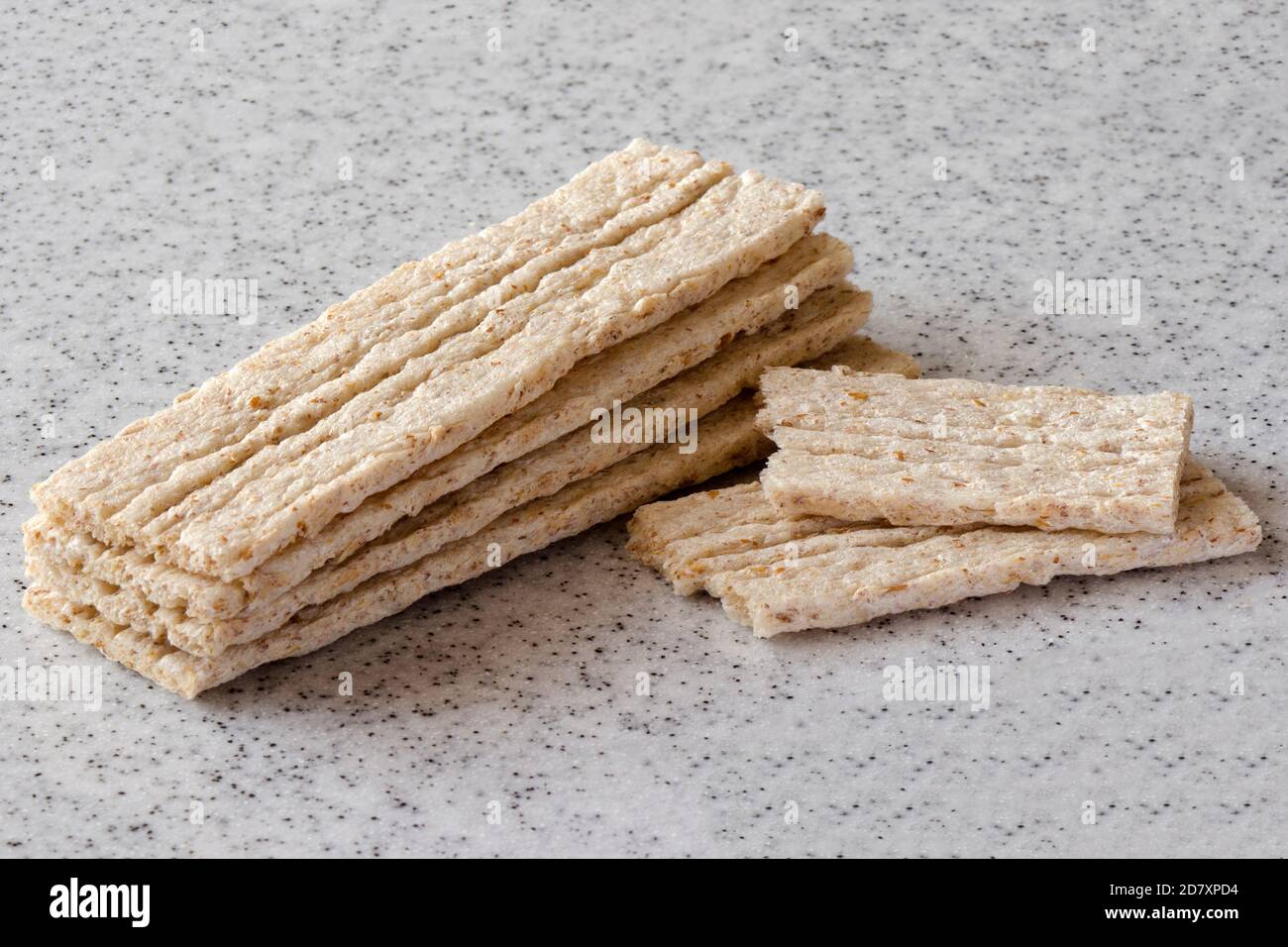 Pane croccante, dietetico, grano, grano saraceno-orzo senza lievito intero di grano. Foto Stock