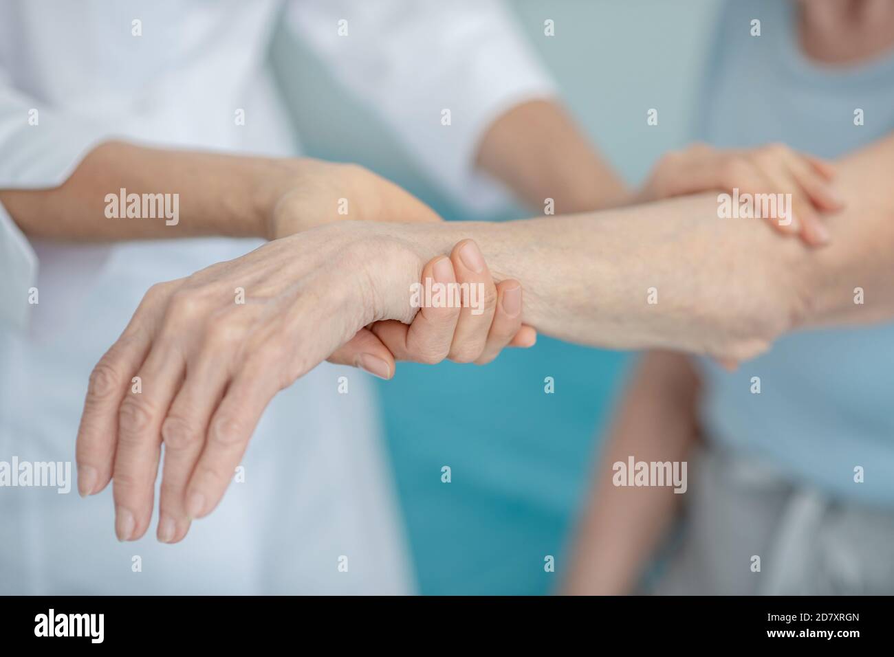 Primo piano di esame del polso femminile anziano Foto Stock