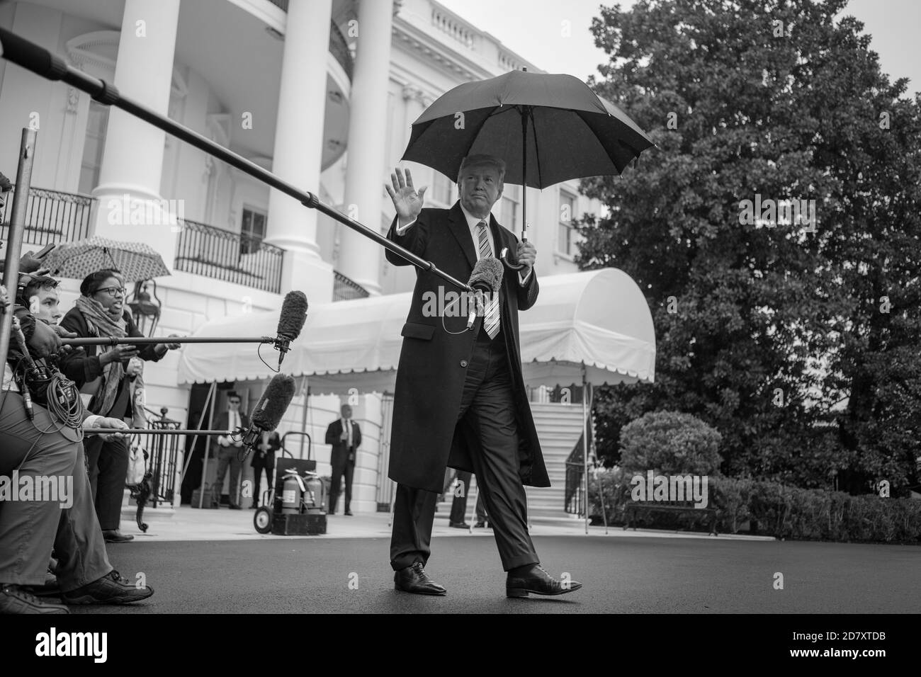 Il presidente degli Stati Uniti Donald Trump parla ai giornalisti sul prato meridionale della Casa Bianca in mezzo alla pandemia del coronavirus il 28 marzo 2020 a Washington, D.C. Credit: Alex Edelman/The Photo Access Foto Stock