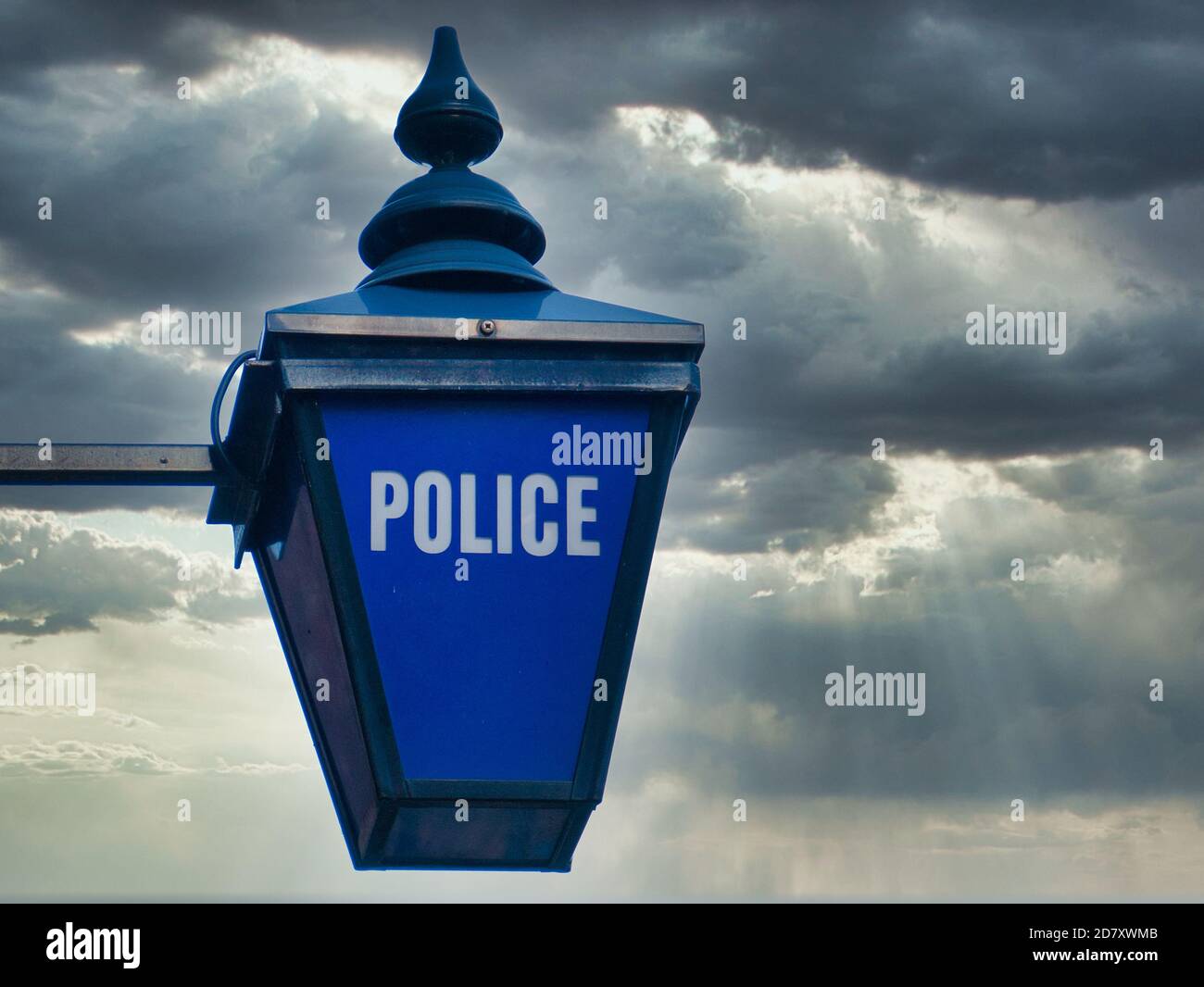 Un tradizionale cartello blu della polizia fuori da una stazione di polizia del Regno Unito. Foto Stock