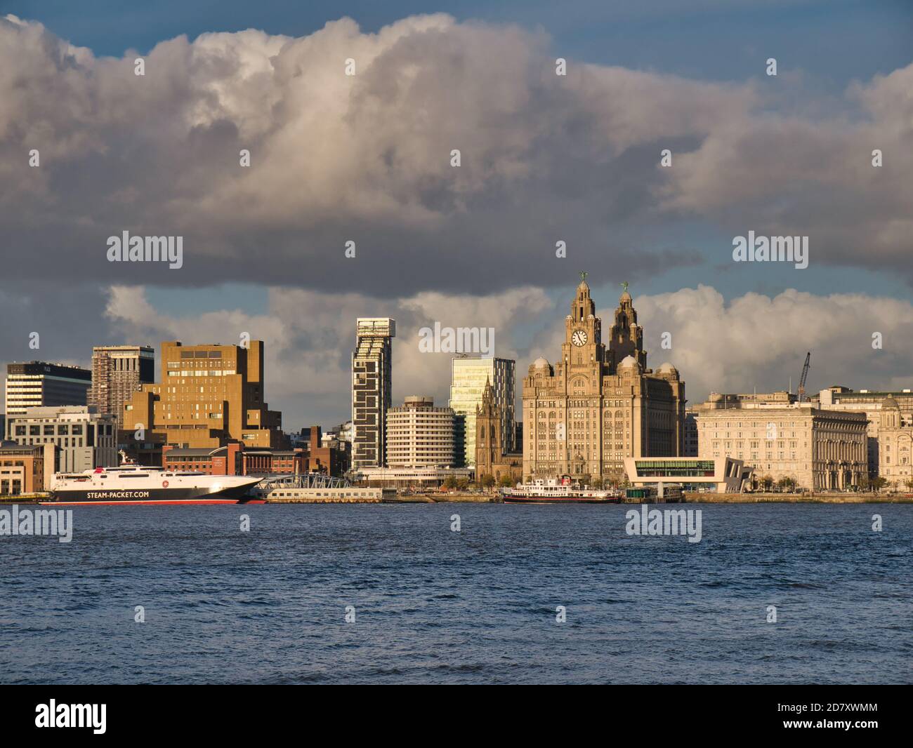 L'Isola di Man e Mersey Ferries ormeggiati sul lungomare di Liverpool, patrimonio dell'umanità dell'UNESCO. Gli edifici Royal Liver e Cunard appaiono sulla destra. Foto Stock