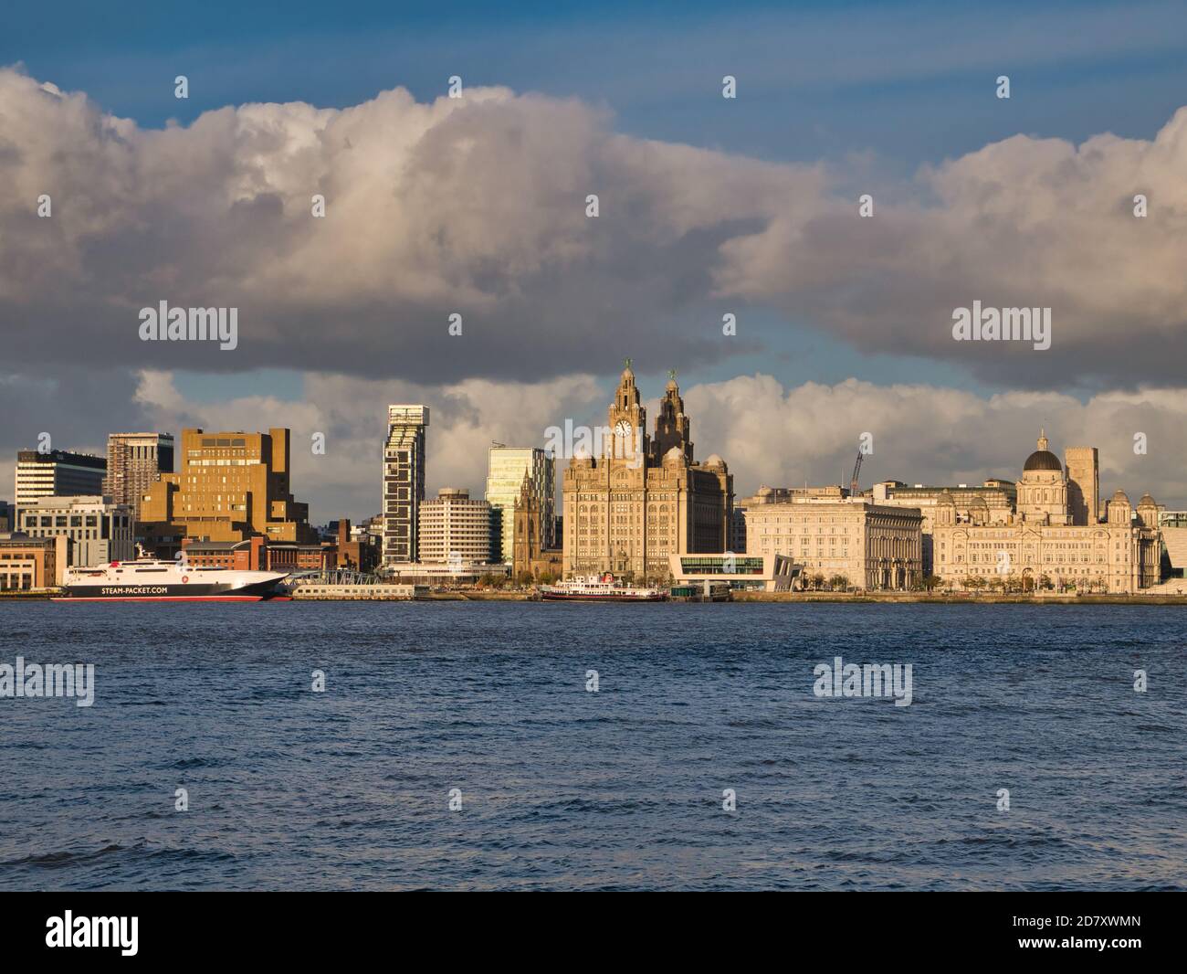L'Isola di Man e Mersey Ferries ormeggiati sul lungomare di Liverpool, patrimonio dell'umanità dell'UNESCO. Gli edifici Royal Liver, Cunard e Port of Liverpool si trovano sulla ri Foto Stock