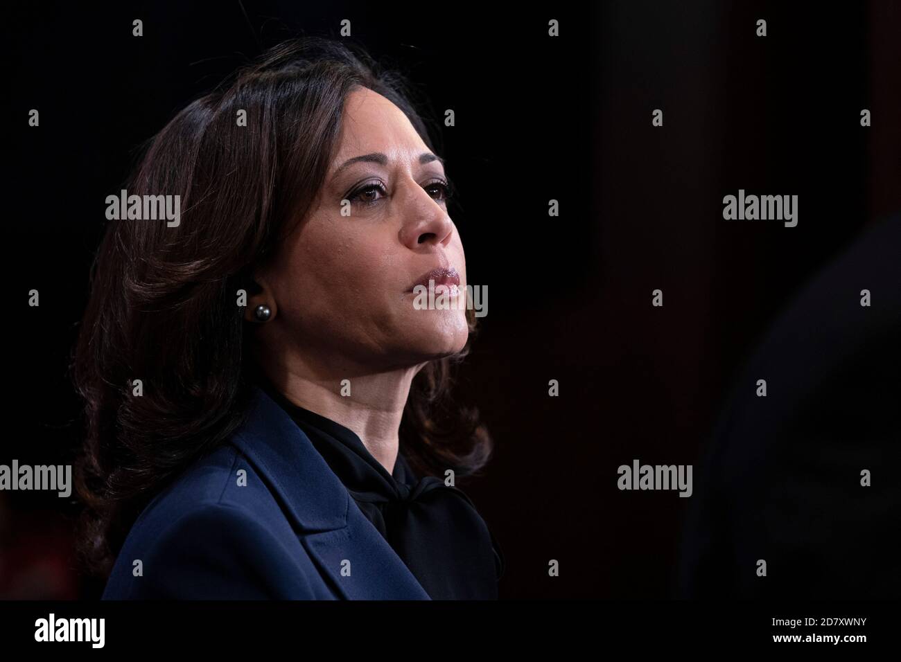 Il senatore Kamala Harris, un democratico della California, ascolta come il leader di minoranza Chuck Schumer, un democratico di New York, non raffigurato, parla ai membri dei media durante una conferenza stampa al Campidoglio degli Stati Uniti a Washington, D.C., Stati Uniti, venerdì 31 gennaio 2020. Credit: Alex Edelman/The Photo Access Foto Stock