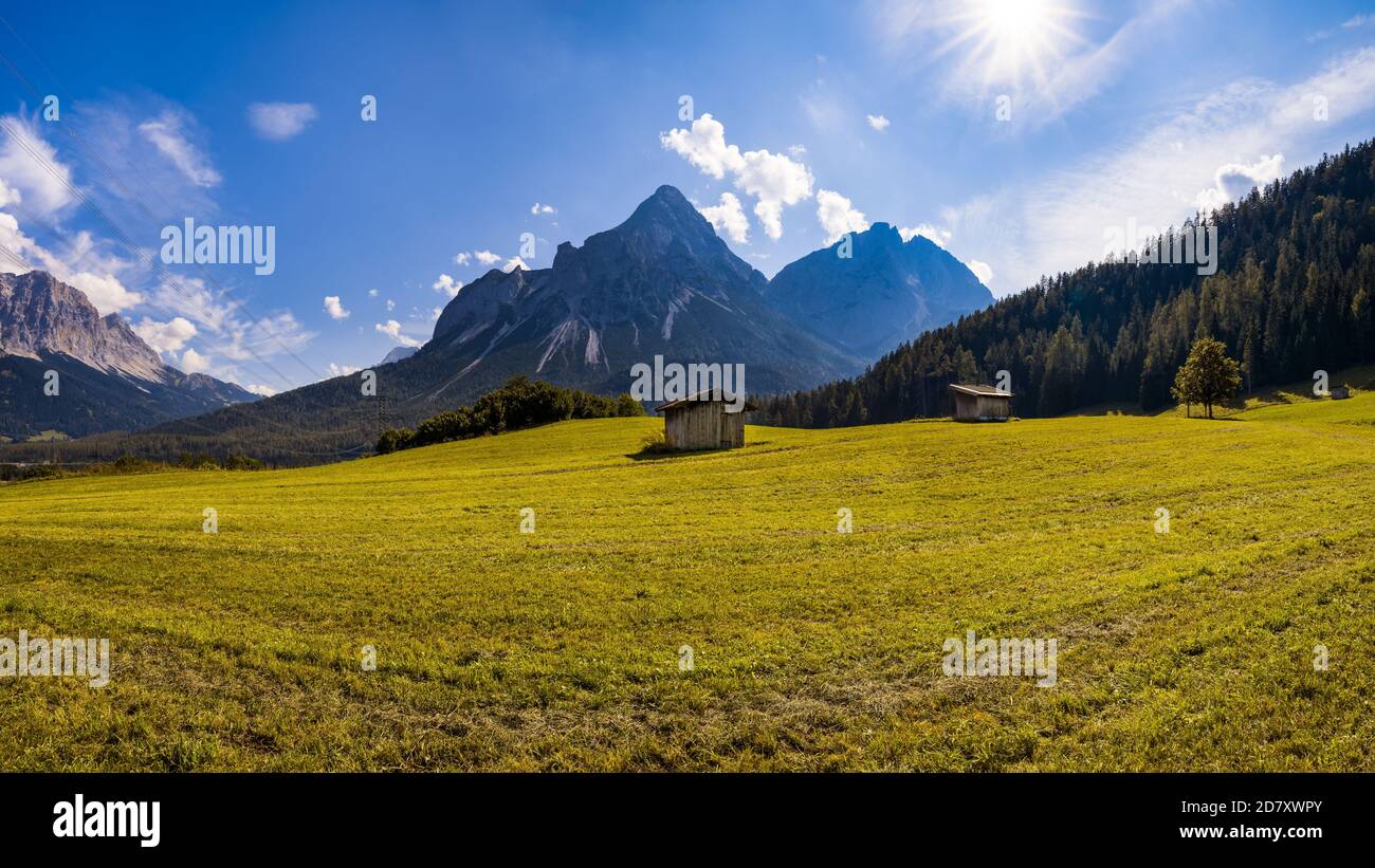 Vista su Sonnenspitze della Tiroler Zugspitz Arena, soleggiata giornata autunnale Foto Stock