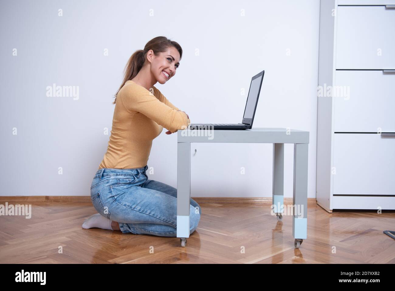 Giovane donna che naviga in Internet sul suo tablet Foto Stock
