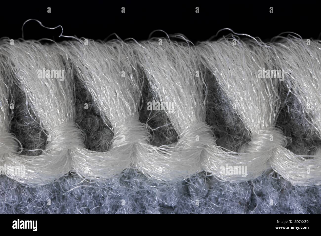 Cuciture di orlo in filato sintetico bianco Foto Stock