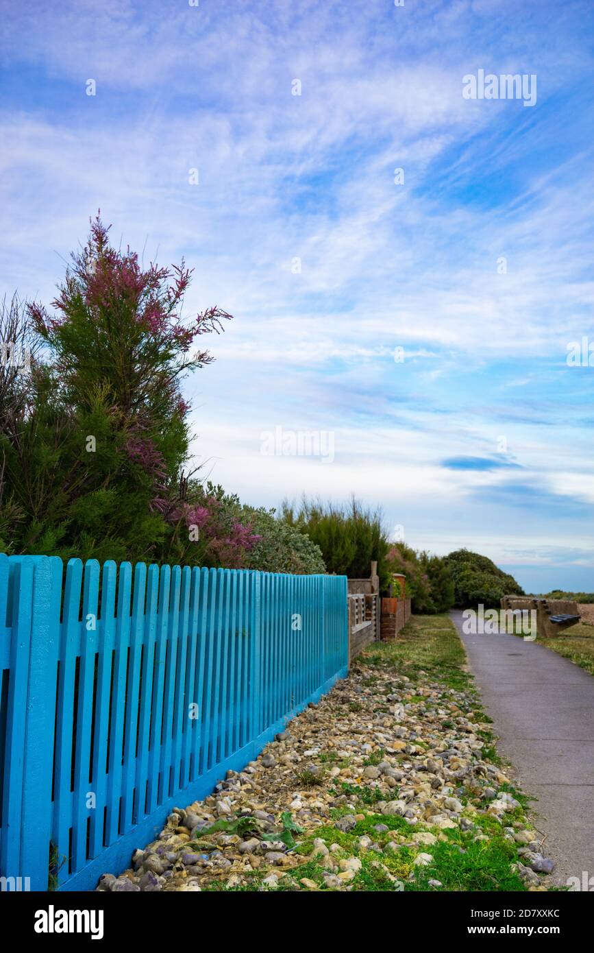 Una recinzione blu brillante lungo un sentiero costiero a Ferring West Sussex, Inghilterra, Regno Unito Foto Stock