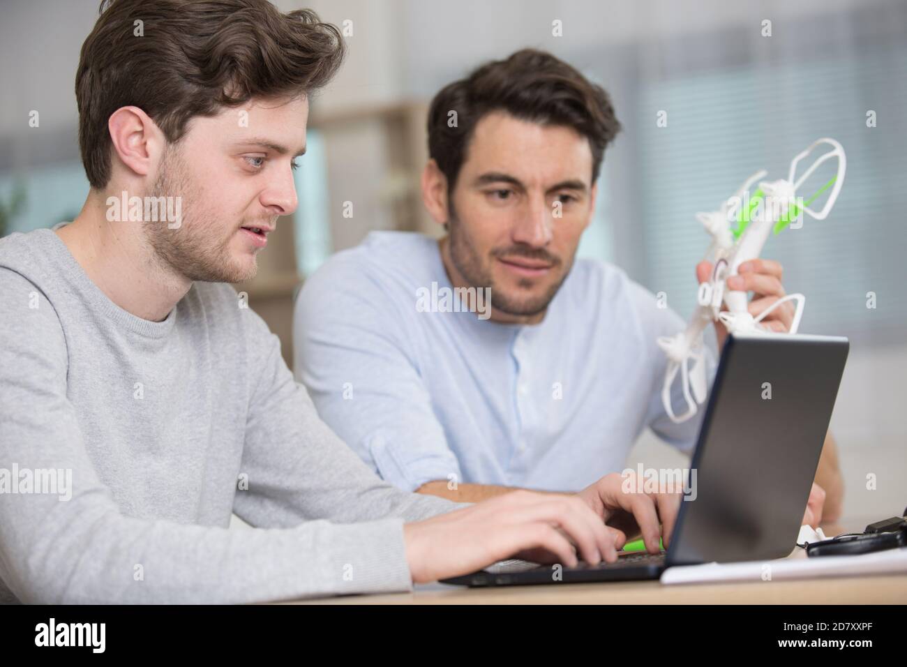 gruppo di lavoratori durante l'addestramento dei droni Foto Stock