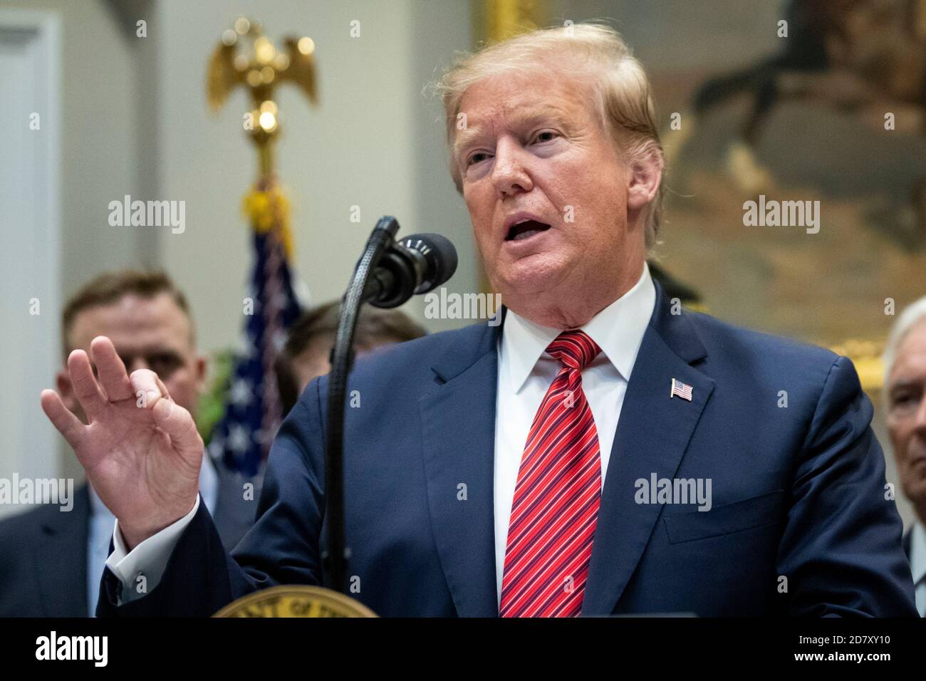 Il presidente Donald Trump ha espresso le sue osservazioni prima di firmare un ordine esecutivo dal titolo "National Roadmap to Empower Veterans and End Suicide" nella Roosevelt Room della Casa Bianca di Washington, D.C., il 5 marzo 2019. Mentre rispondeva alle domande dopo la firma, Trump ha detto ai giornalisti, 'la caccia alle streghe continua', riferendosi agli sforzi dei Democratici del Congresso per indagare sul figlio di legge dei Presidenti, e al Consigliere Presidenziale Jared Kuschner. Credit: Alex Edelman/The Photo Access Foto Stock