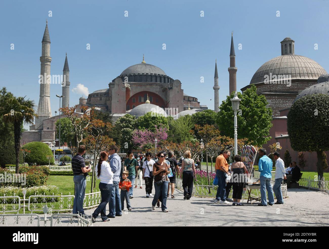 La magnifica Aya Sofya, l'ex basilica di Hagia Sophia di Costantinopoli vista dal Parco Sultanahmet di Istanbul in Turchia. Foto Stock