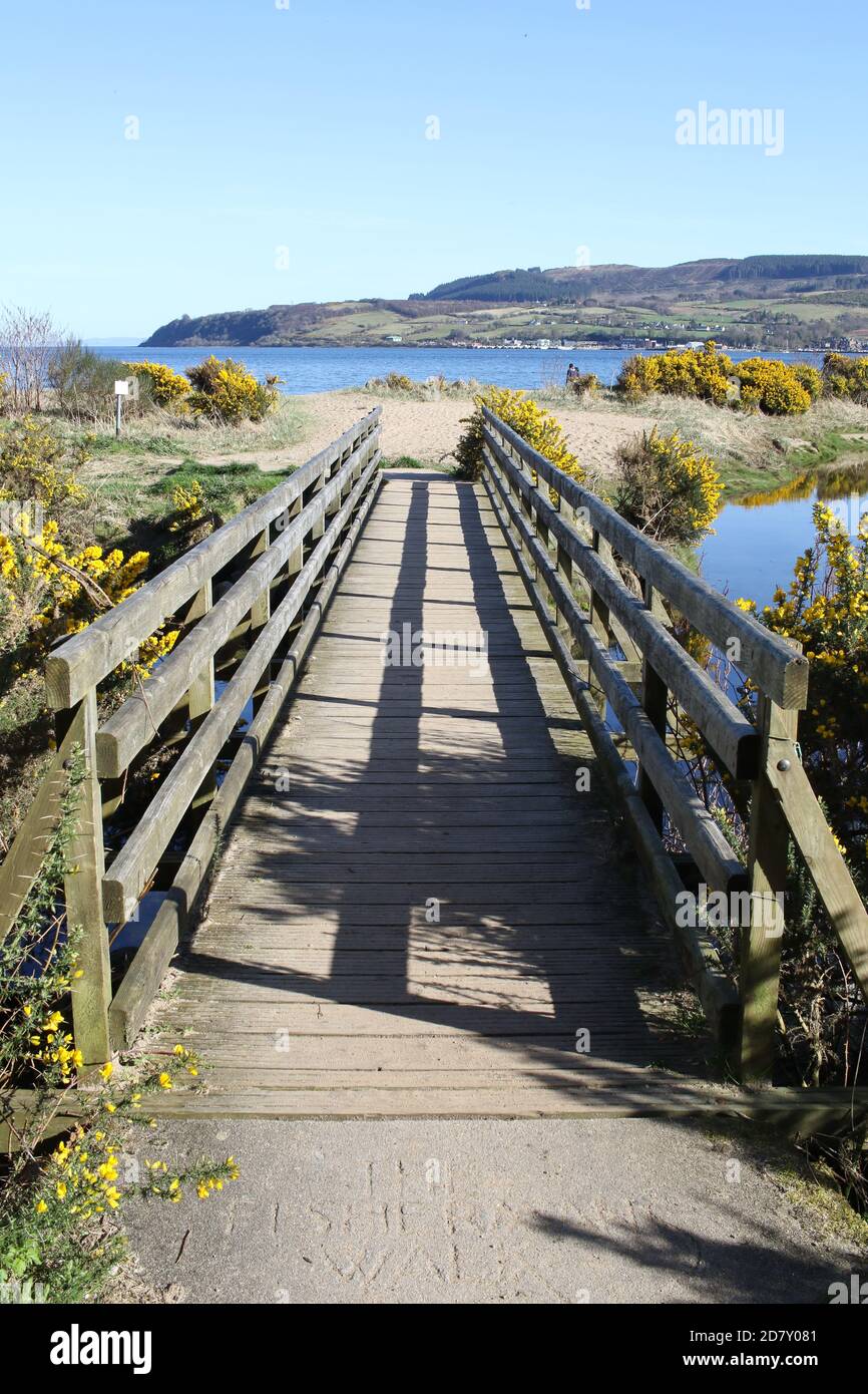 Ponte sul sentiero escursionistico per la spiaggia vicino a Brodick, Isola di Arran, Sotland, Regno Unito Foto Stock