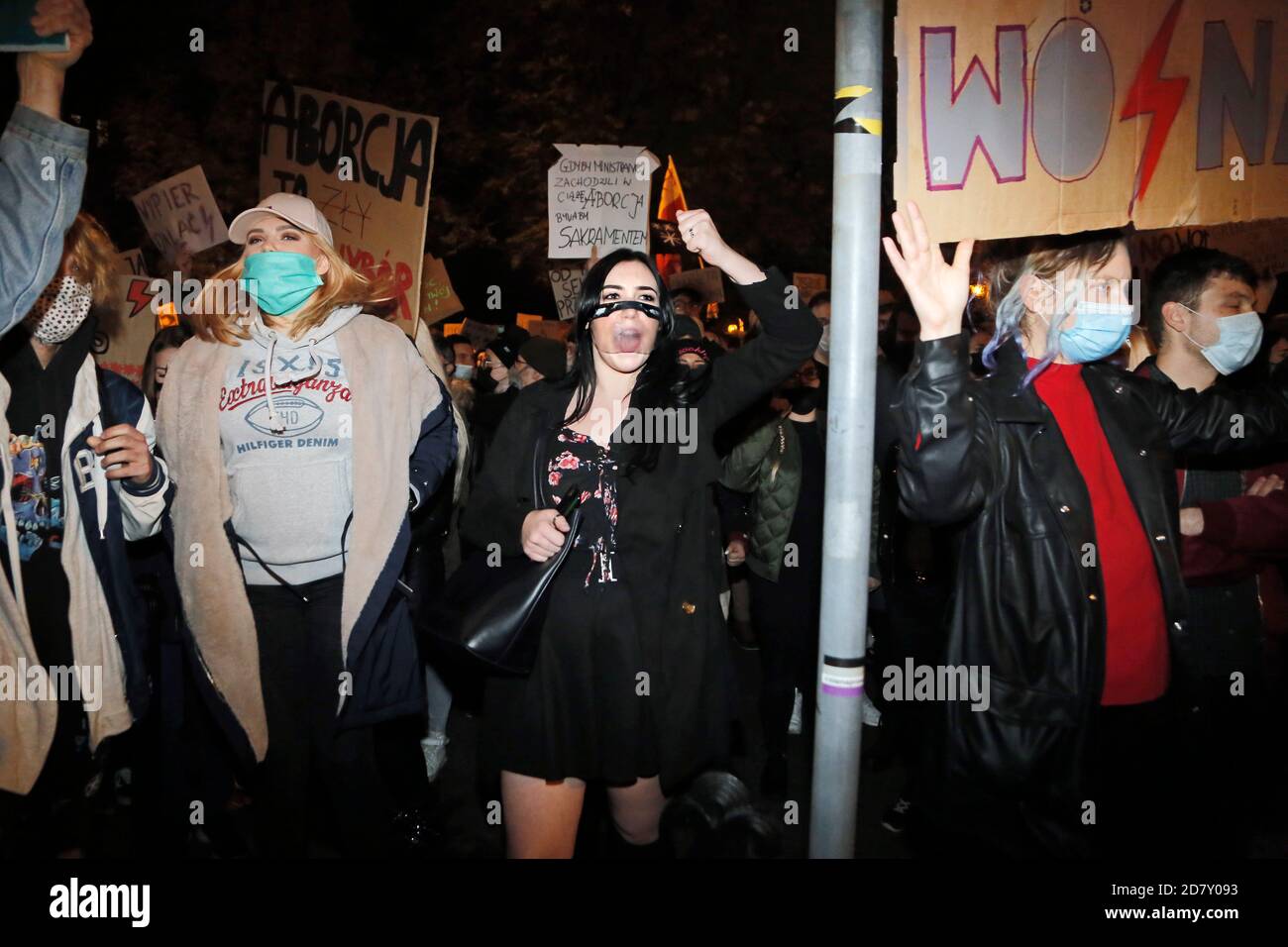 Circa 3.5 mila, soprattutto giovani, hanno protestato contro l'inasprimento dei regolamenti anti-aborto il 25 ottobre 2020 a Katowice, Polonia. Acceso Foto Stock