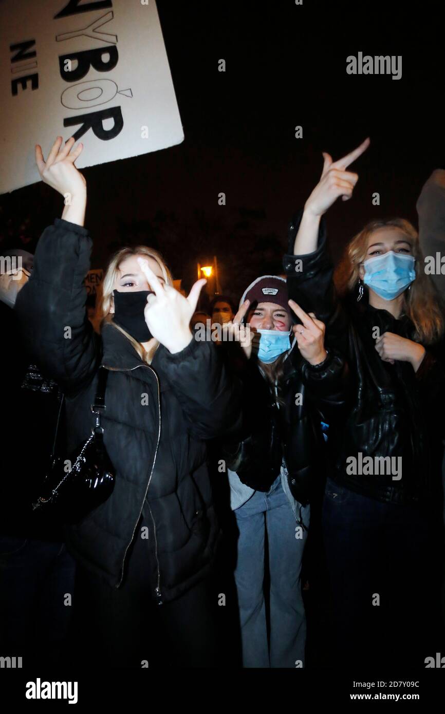 Circa 3.5 mila, soprattutto giovani, hanno protestato contro l'inasprimento dei regolamenti anti-aborto il 25 ottobre 2020 a Katowice, Polonia. Acceso Foto Stock