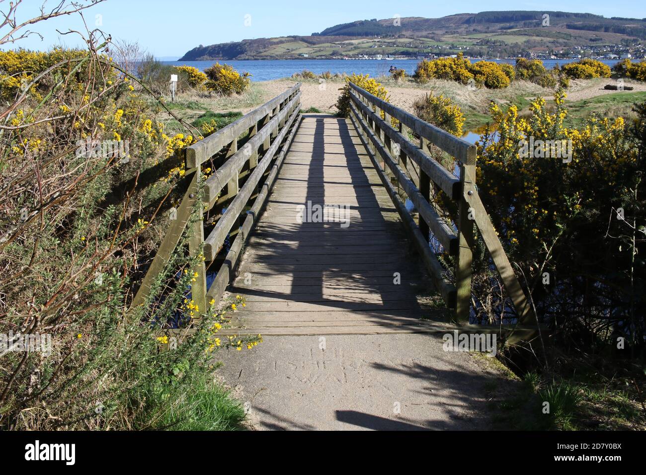 Ponte sul sentiero escursionistico per la spiaggia vicino a Brodick, Isola di Arran, Sotland, Regno Unito Foto Stock