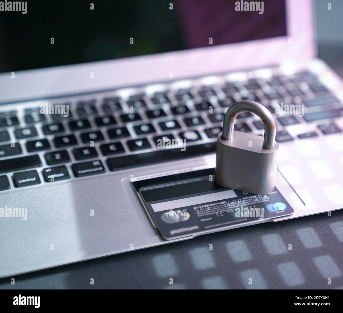 Lucchetto e carte di credito sulla tastiera del computer. Internet o concetto di sicurezza informatica. Foto Stock