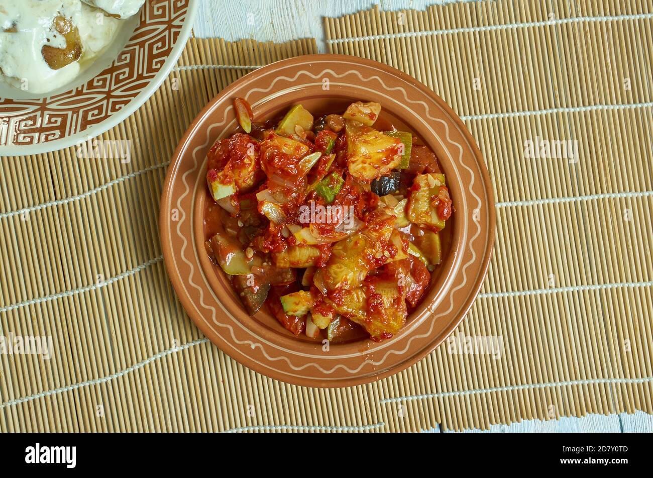Sataras - stufato di verdure croato fatto con una combinazione di pomodori, peperoni, cipolle, aglio e prezzemolo. Foto Stock