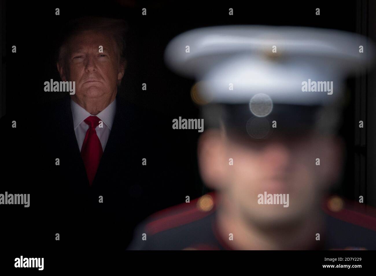 Il presidente degli Stati Uniti Donald Trump esce dalla Casa Bianca con First Lady Melania Trump mentre si prepara a salutare il primo ministro della Repubblica Ceca Andrej Babiš e sua moglie Monika Babišová quando arrivano alla Casa Bianca a Washington, D.C. il 7 marzo 2019. Credit: Alex Edelman/The Photo Access Foto Stock