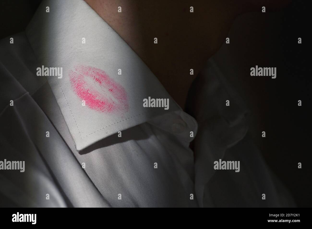 Segni di rossetto sul colletto di un abito bianco da uomo camicia Foto Stock