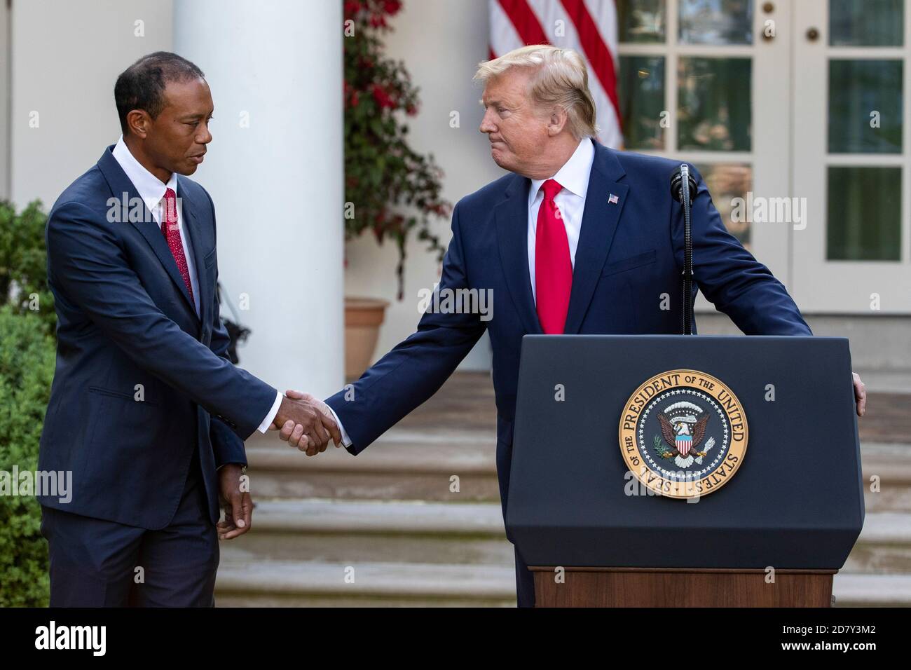 Il presidente degli Stati Uniti Donald Trump scuote le mani con il golfista Tiger Woods prima di presentare Woods con la medaglia presidenziale della libertà nel Rose Garden della Casa Bianca a Washington, D.C. lunedì 6 maggio 2019. La medaglia presidenziale della libertà è l'onore più alto che un presidente degli Stati Uniti può conferire a un civile. Credit: Alex Edelman/The Photo Access Foto Stock