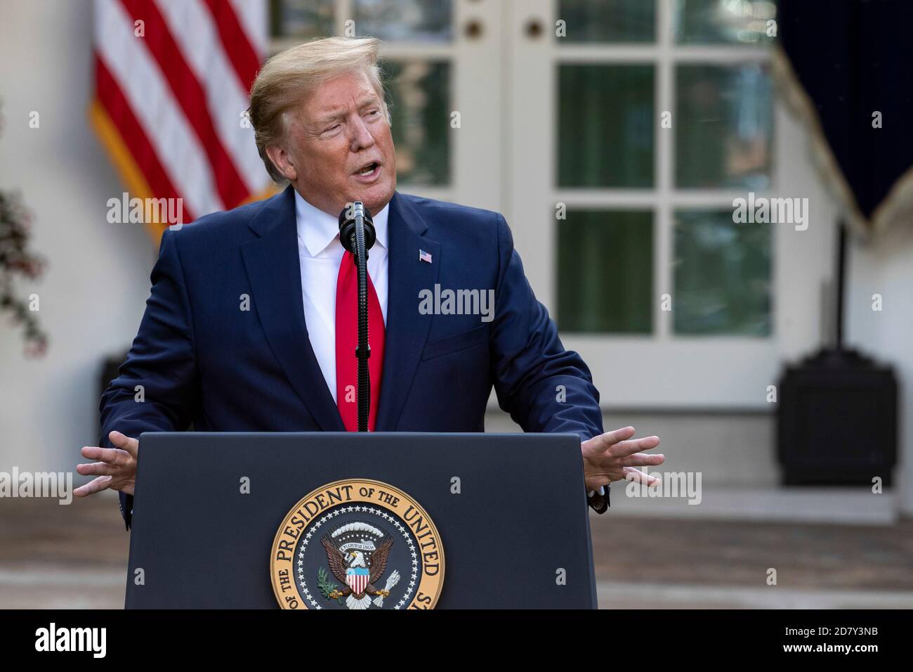 Il presidente degli Stati Uniti Donald Trump fa delle osservazioni prima di presentare la medaglia presidenziale della libertà al golfista Tiger Woods nel Rose Garden della Casa Bianca a Washington, D.C. lunedì 6 maggio 2019. La medaglia presidenziale della libertà è l'onore più alto che un presidente degli Stati Uniti può conferire a un civile. Credit: Alex Edelman/The Photo Access Foto Stock
