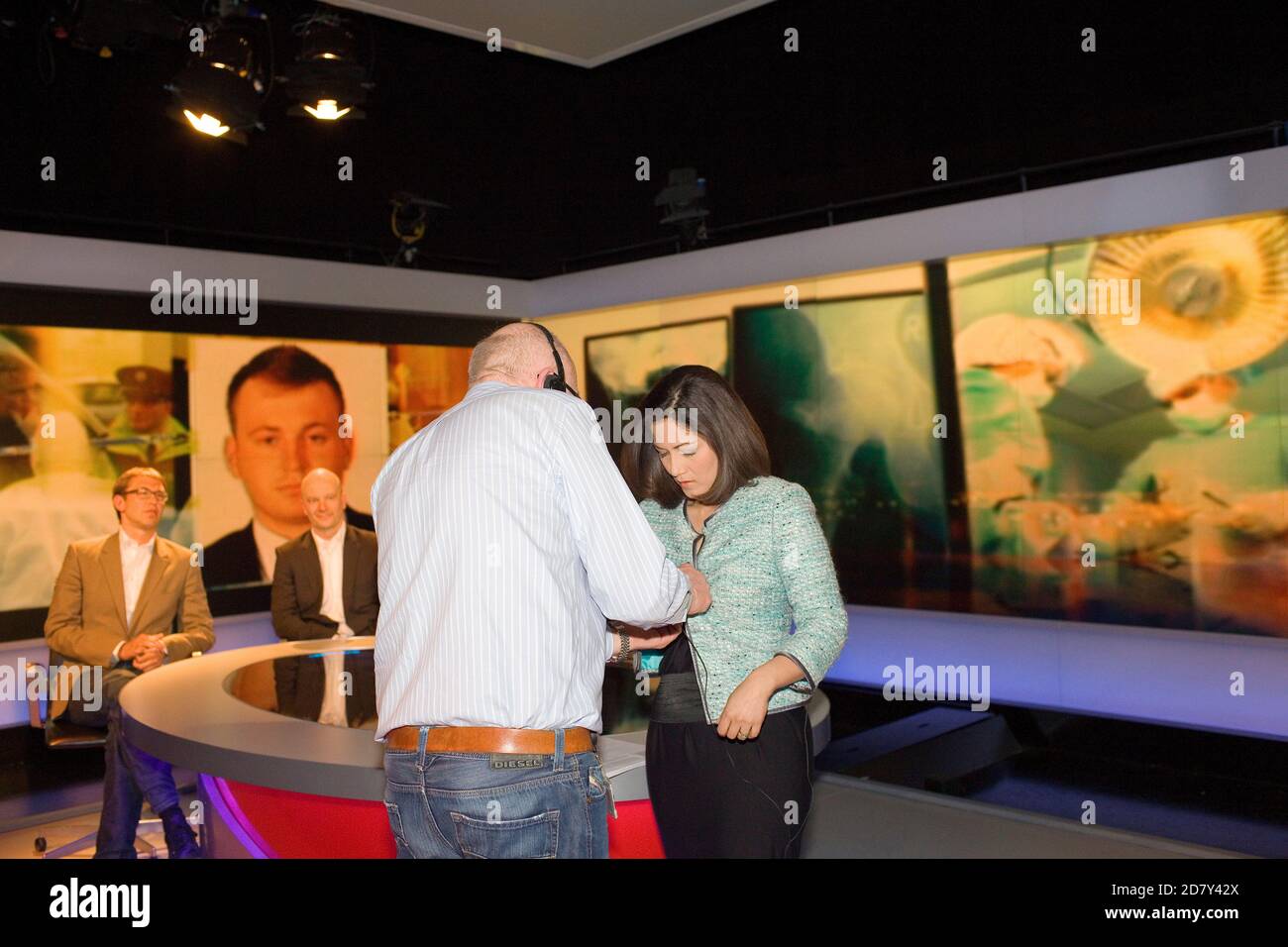 Il presentatore della BBC News Mishal Husain al Centro televisivo si prepara a presentare Newnsight. Foto Stock