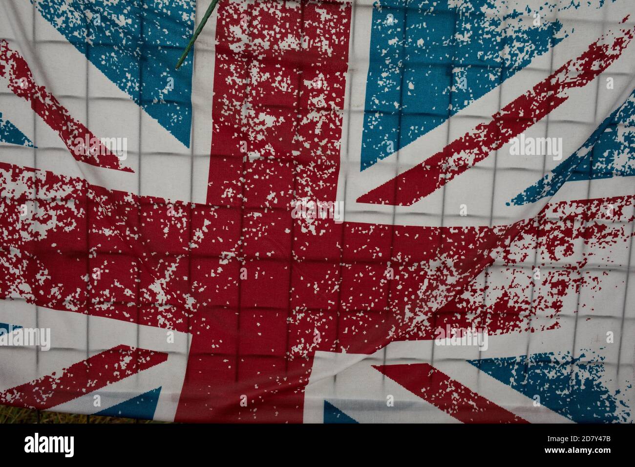Bandiera dell'Unione e fiori di plastica in memoria del giovane, accanto alla stazione ferroviaria di Thornliebank, a Glasgow, Scozia, 26 ottobre 2020. Foto Stock