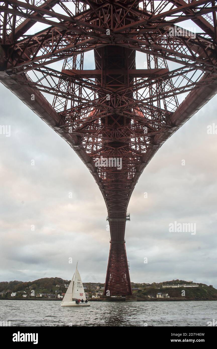 Vista sotto il quarto ponte ferroviario nel Firth of Forth da South Queensferry. Credito: Euan Cherry Foto Stock