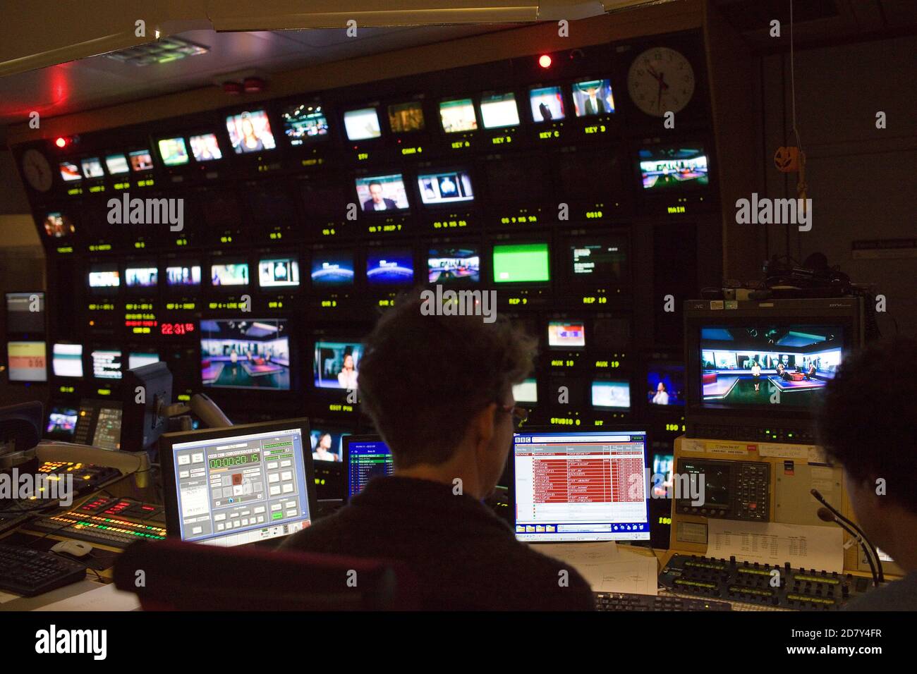 Dietro le quinte del BBCTelevision Center, Mishal Husain si prepara a presentare Newnsight. Foto Stock
