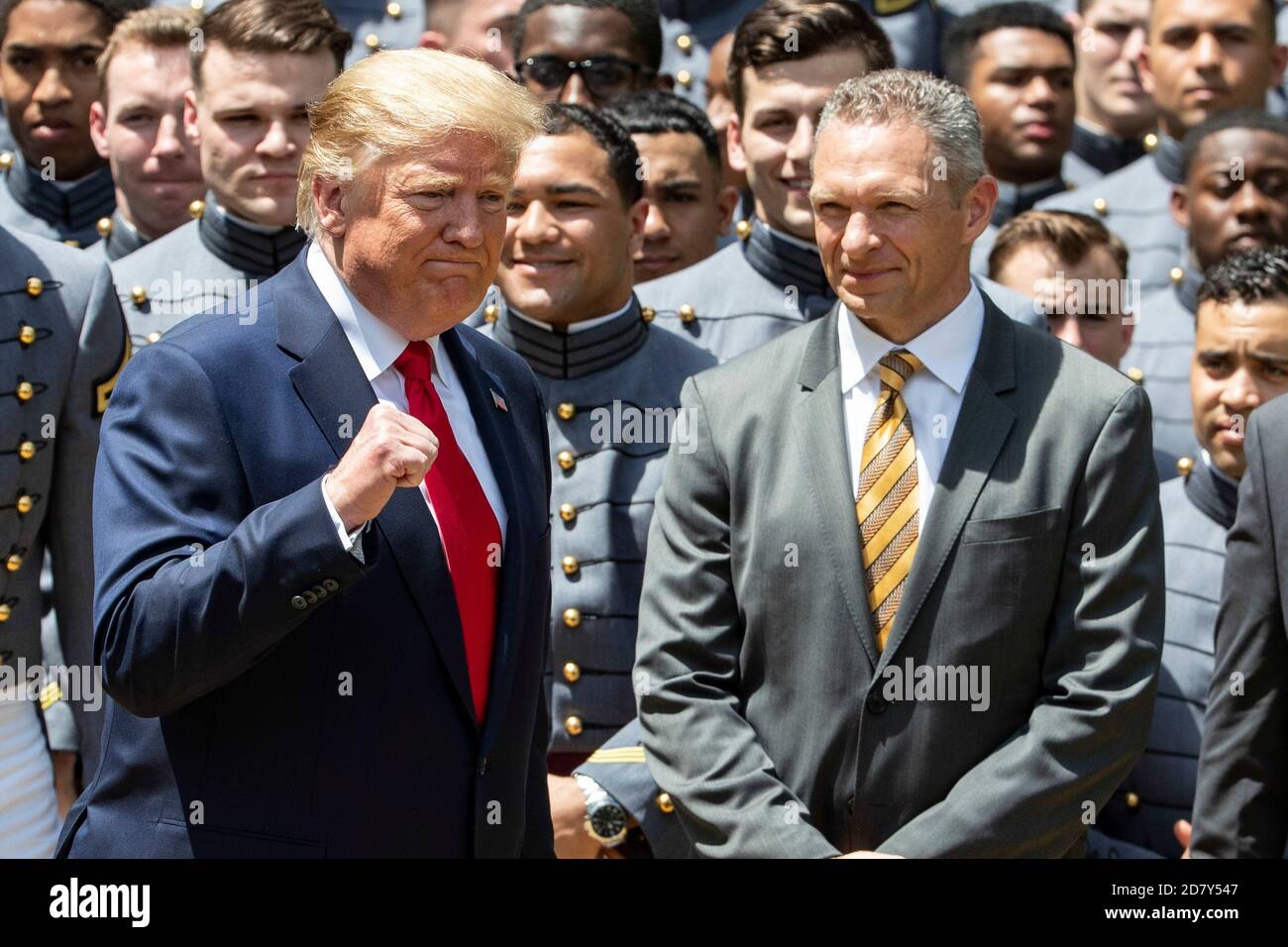 Il presidente degli Stati Uniti Donald Trump esce dal giardino delle rose dopo aver presentato il trofeo del Comandante in Capo alla squadra di football della U.S. Military Academy nel White House Rose Garden di Washington, D.C. lunedì 6 maggio 2019. Credit: Alex Edelman/The Photo Access Foto Stock