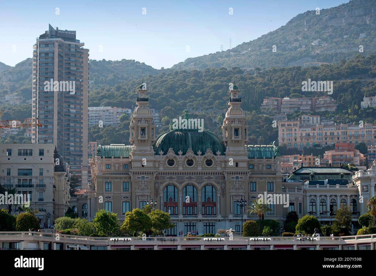 L'esterno del famoso Casino de Monte-Carlo a Monaco visto dal porto. Foto Stock