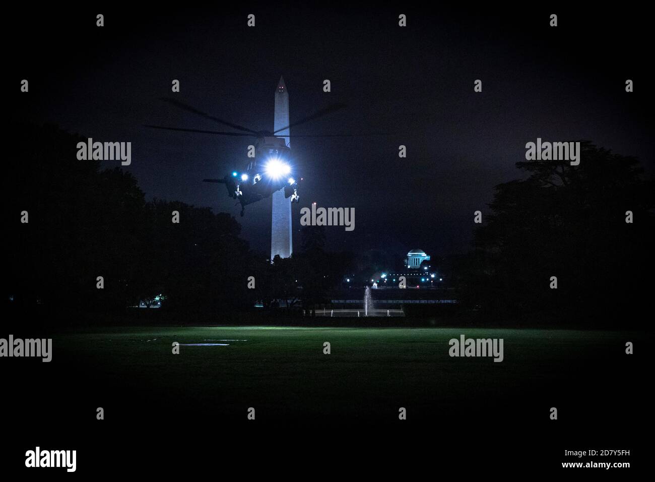 Marine One, che porta il presidente degli Stati Uniti Donald Trump preparatori per atterrare sul prato meridionale della Casa Bianca a Washington, D.C., l'8 maggio 2019. Credit: Alex Edelman/The Photo Access Foto Stock