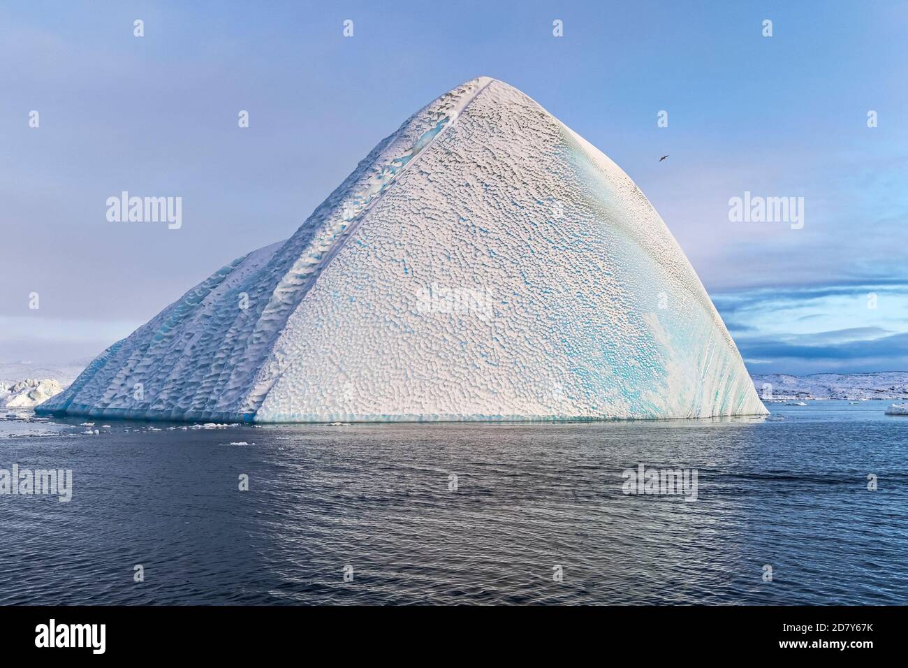 Iceberg in forma piramidica galleggia nell'Oceano Artico. Disko Bay, Ilulissat, patrimonio dell'umanità dell'UNESCO, Disko, Groenlandia. Foto Stock