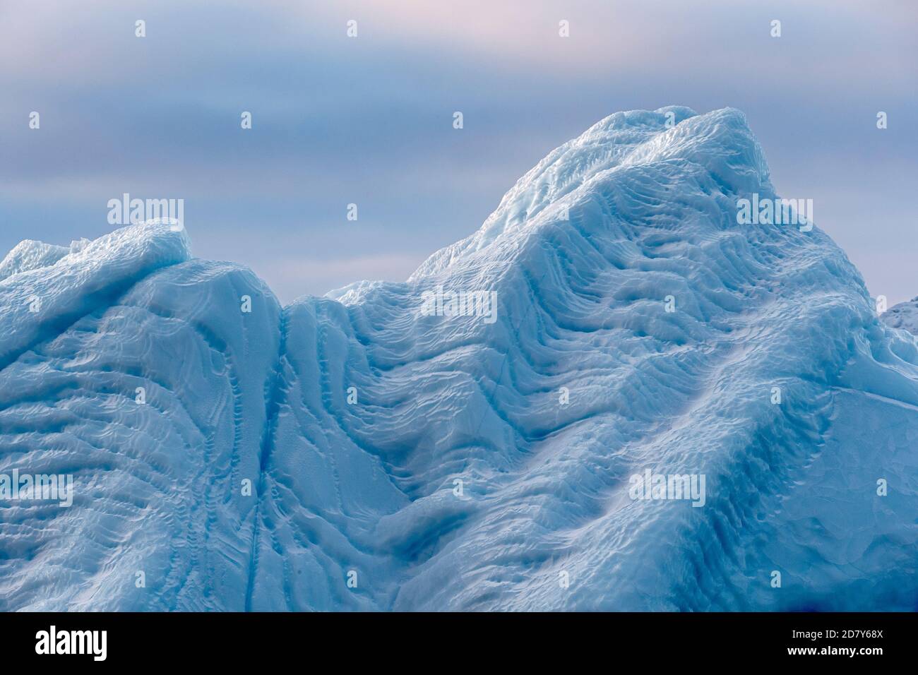 Iceberg in primo piano, galleggia nell'oceano Artico di Ilulissat, sito patrimonio dell'umanità dell'UNESCO, baia di Disko, Groenlandia. Foto Stock