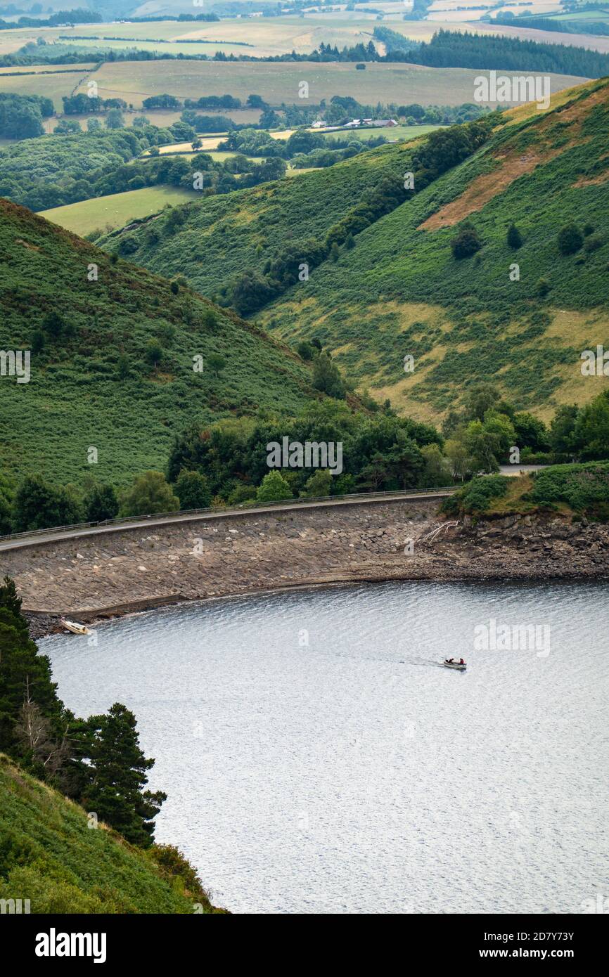 Vista sulla diga presso il serbatoio Clywedog nel valle oltre Foto Stock