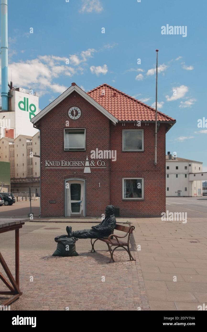 Aarhus, Danimarca - 12 luglio 2018: Frammento del gruppo scultoreo 'tracce storiche' (Historiske Speror) al porto Foto Stock