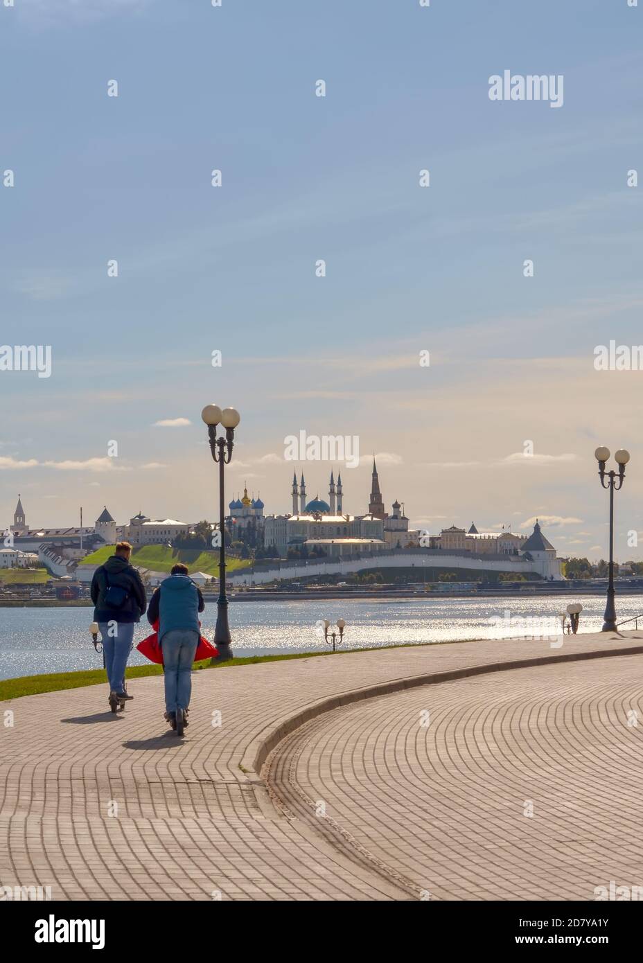 Kazan, Russia, 17 settembre 2020. Adulti che cavalcano uno scooter lungo l'argine del fiume Kazanka di fronte al Cremlino Kazan Foto Stock
